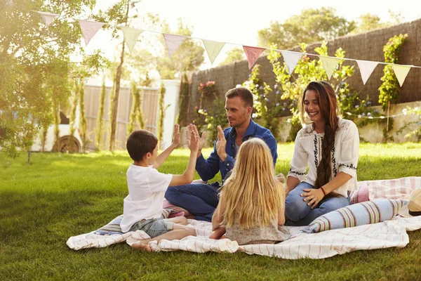 Família relaxante no quintal piquenique — Fotografia de Stock
