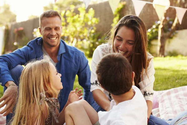 Aile arka bahçe piknik üzerinde rahatlatıcı — Stok fotoğraf