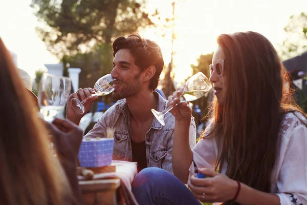 Freunde genießen Picknick im Hinterhof — Stockfoto