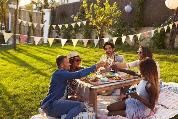 Freunde genießen Picknick im Hinterhof — Stockfoto