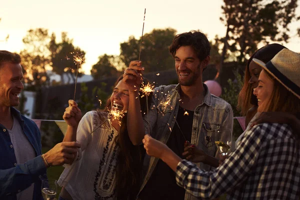 Freunde mit Wunderkerzen genießen Hinterhofparty — Stockfoto