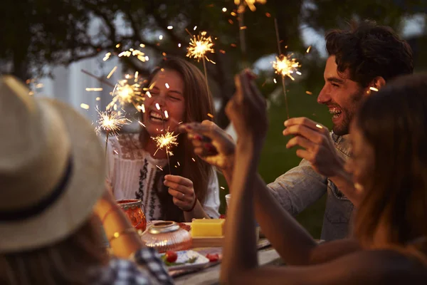 Amis avec des étincelles profiter de la fête arrière-cour — Photo