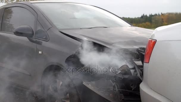 Carro danificado após acidente de viação — Vídeo de Stock