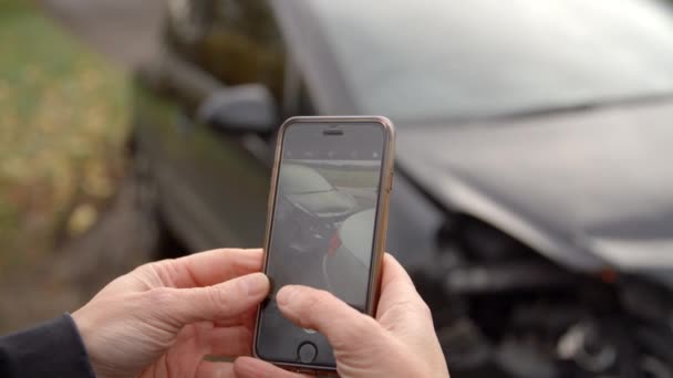 Hombre tomando fotos de accidente de coche — Vídeo de stock