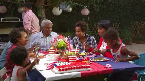 Family at table for 4th July barbecue — Stock Video