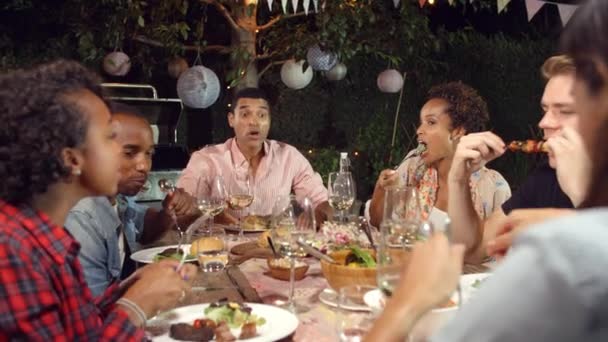 Amigos comen en la cena — Vídeo de stock