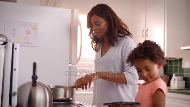 Mãe e filha preparando refeição — Vídeo de Stock