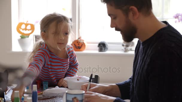 Père et fille faisant des masques d'Halloween — Video