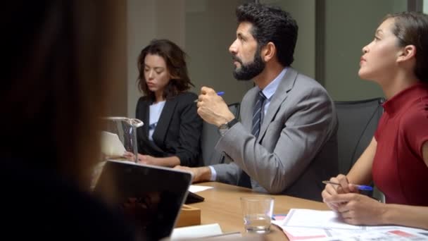 Colleagues at a boardroom meeting — Stock Video