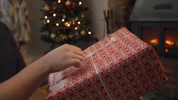 Пара обменов подарками — стоковое видео