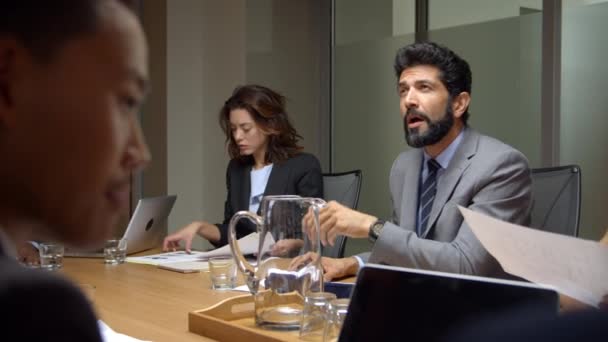 Colleagues at a boardroom meeting — Stock Video