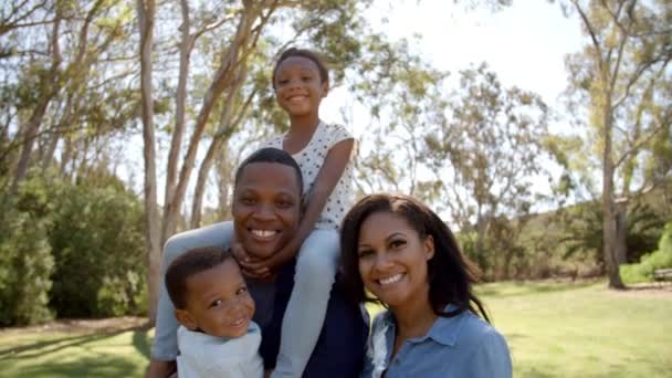 Família em conjunto em um parque — Vídeo de Stock