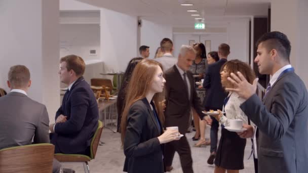 Delegierte vernetzen sich in der Kaffeepause — Stockvideo