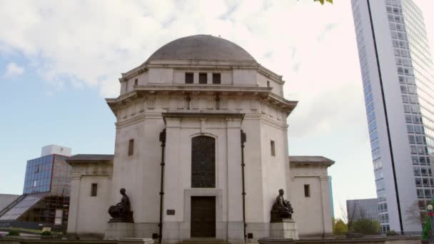 Außenseite der Halle des Gedächtnisses Kriegerdenkmal — Stockvideo