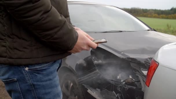 Hombre que envía el mensaje de texto después de accidente de coche — Vídeos de Stock