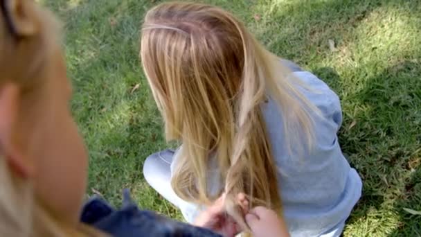 Menina trançando o cabelo da mãe — Vídeo de Stock