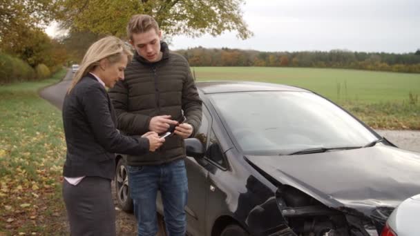 Motoristas trocando informações de seguro — Vídeo de Stock