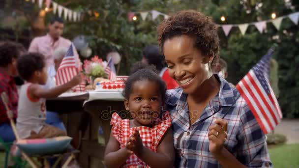 Bandera de la madre y la niña en la fiesta del 4 de julio — Vídeos de Stock