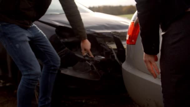 Conductores discutiendo sobre el daño a los coches — Vídeo de stock