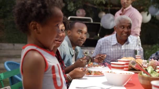 Chicos de pie para entretener a la familia — Vídeo de stock