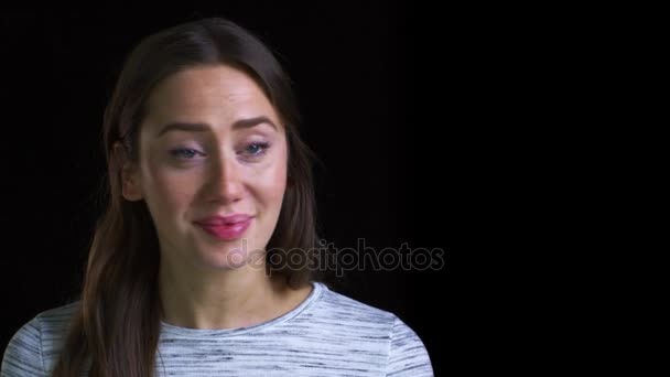 Молода жінка посміхається з камери — стокове відео