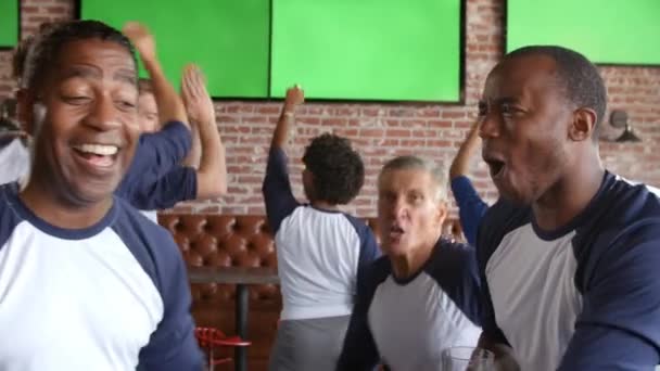 Amigos reloj juego en bar deportivo — Vídeo de stock