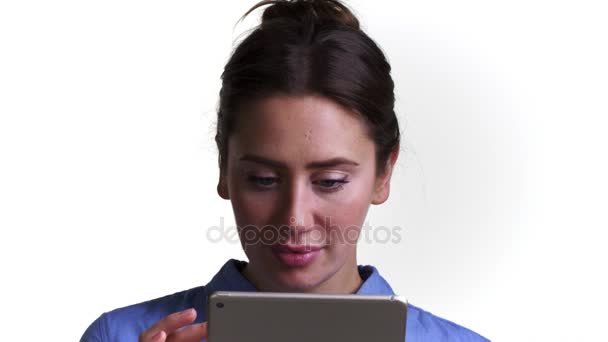 Mujer usando tableta digital — Vídeos de Stock