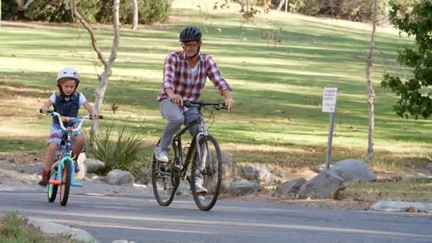 Padre e hija andando en bicicleta — Vídeos de Stock