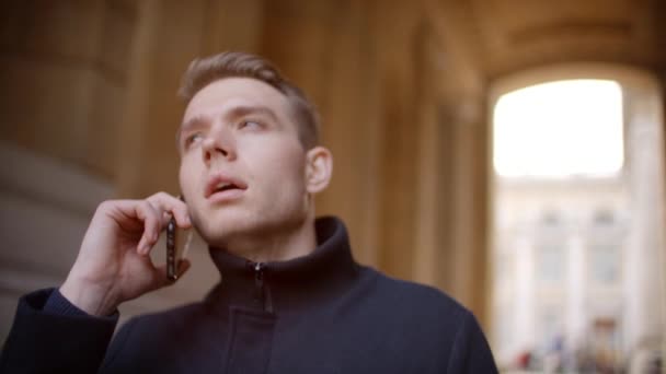 Молодий чоловік розмовляє по мобільному телефону — стокове відео