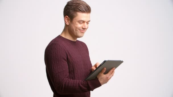 Mann nutzt digitales Tablet — Stockvideo