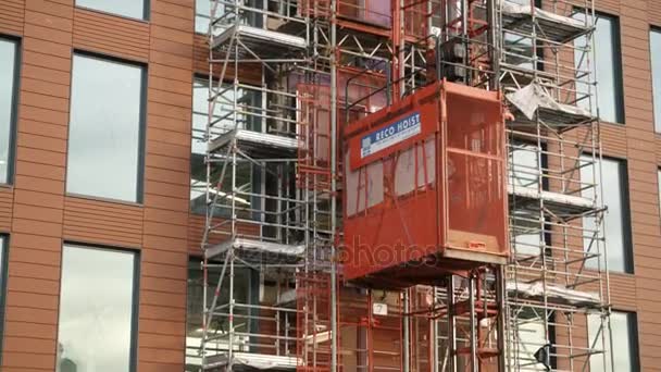 Elevador da construção no local de construção — Vídeo de Stock