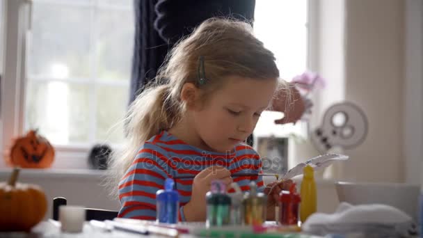 Máscara de pintura padre e hija — Vídeos de Stock