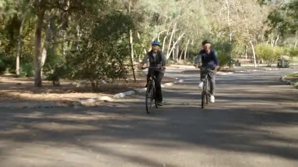 Ανώτερος ζευγάρι ποδηλασία — Αρχείο Βίντεο