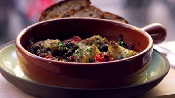 Hamur mayası ekmek ile Cod ve chorizo fırında — Stok video