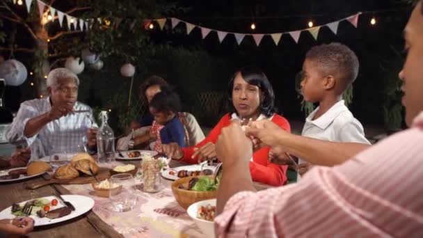 Familia comiendo comida en la mesa — Vídeo de stock