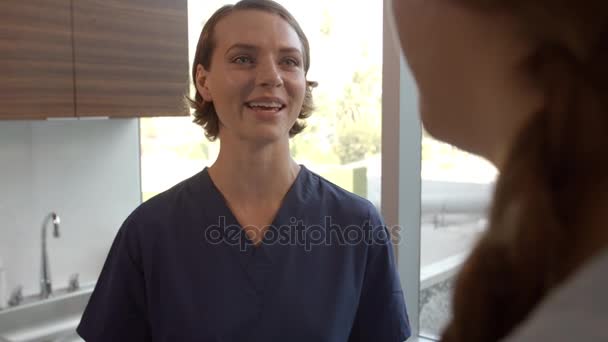 Arzt trifft Patientin — Stockvideo