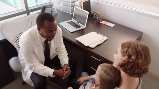 Pediatrician Meets With Family — Stock Video