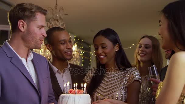 Barátok ünneplik a születésnapot — Stock videók