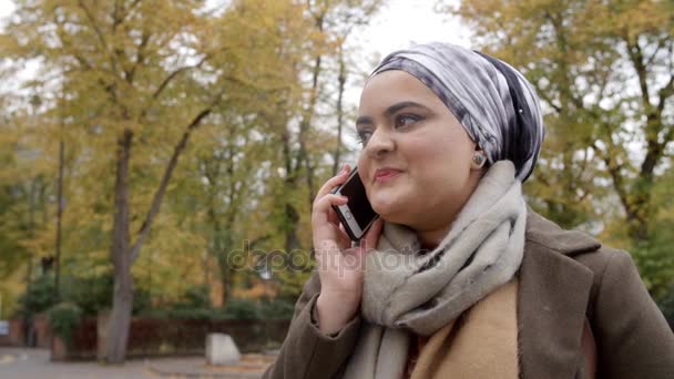 Mujer usando teléfono móvil — Vídeos de Stock