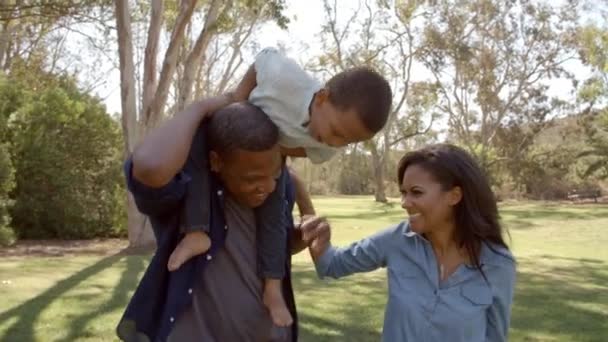 Ouders zetten zoon op Papa's schouders — Stockvideo