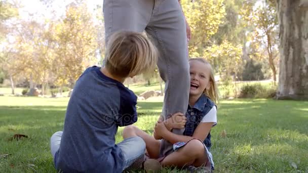 Crianças brincando nas pernas de seu pai — Vídeo de Stock