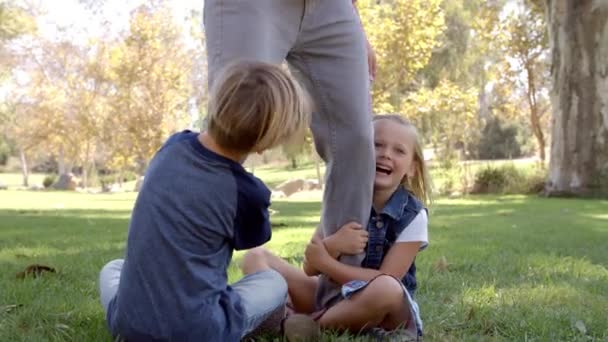 Niños jugando en las piernas de su padre — Vídeo de stock