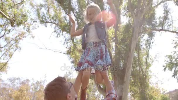 Papá sosteniendo a su hija en el aire — Vídeos de Stock