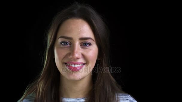 Νεαρή γυναίκα, που χαμογελά στη φωτογραφική μηχανή — Αρχείο Βίντεο