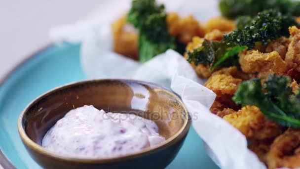 Fried squid with kale and sumac — Stock Video