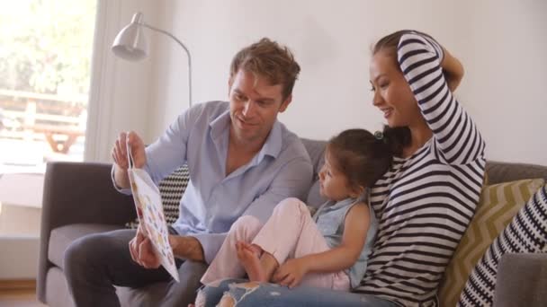 Pais lendo com a filha — Vídeo de Stock