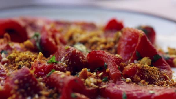 Plate of marinated, flamed red peppers — Stock Video