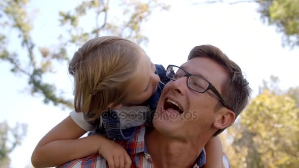 Papà e figlia tirando volti — Video Stock