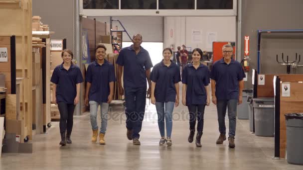 Ingenieros y aprendices caminan en fábrica — Vídeos de Stock