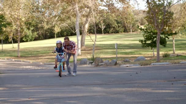 Vater lehrt Tochter Fahrradfahren — Stockvideo